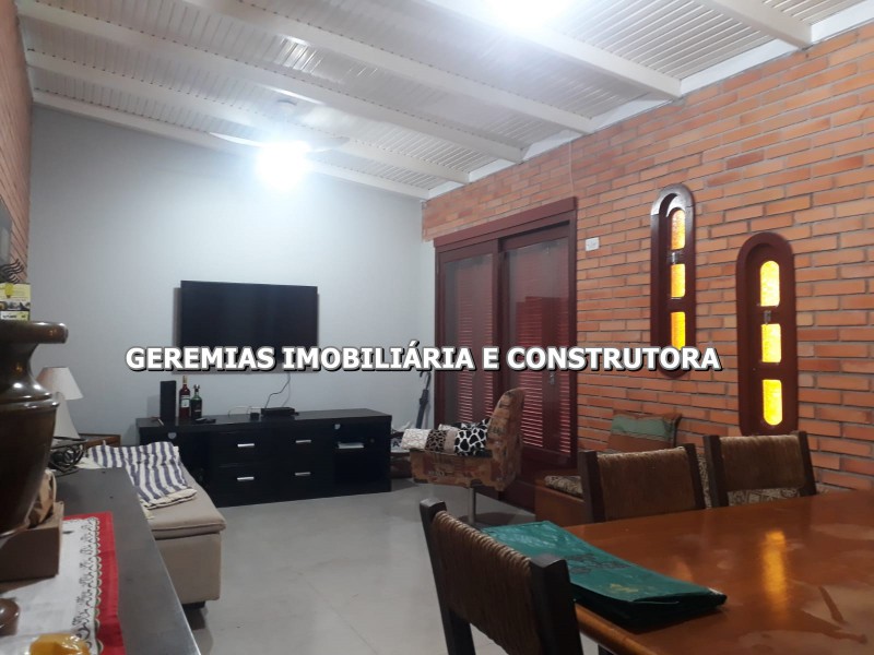 VENDO CASA COM 3 DORMITÓRIOS NO CENTRO DE XANGRI-LÁ/RS 