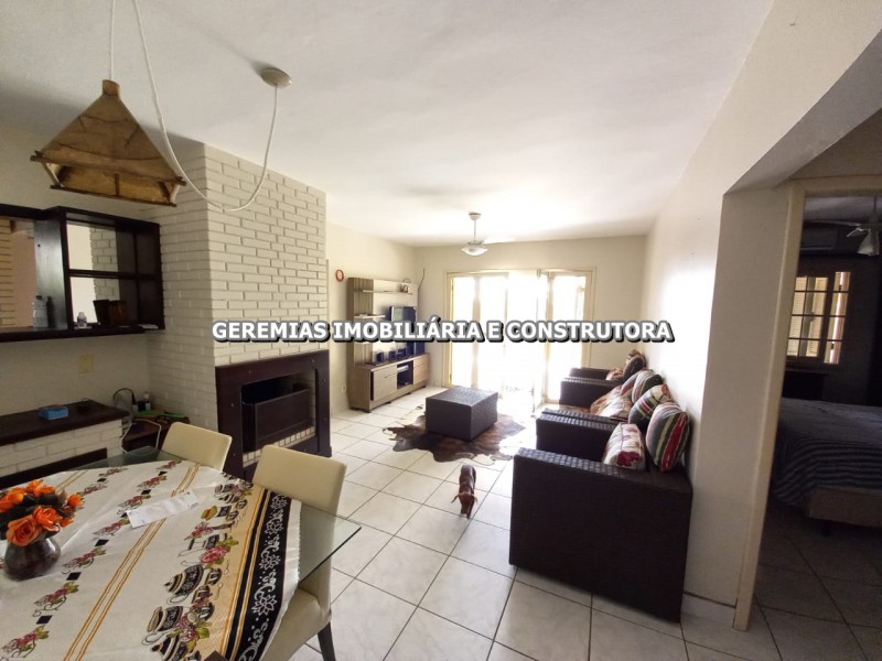 CASA COM 3 DORMITÓRIOS E COM ÓTIMA LOCALIZAÇÃO 