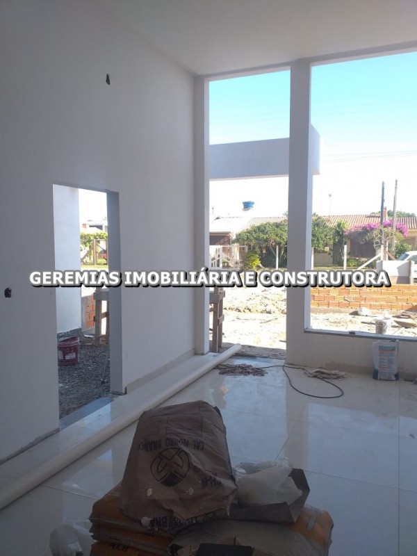 CASA GEMINADA PROXIMO A MERCADO, FARMACIA E PRAÇA. 